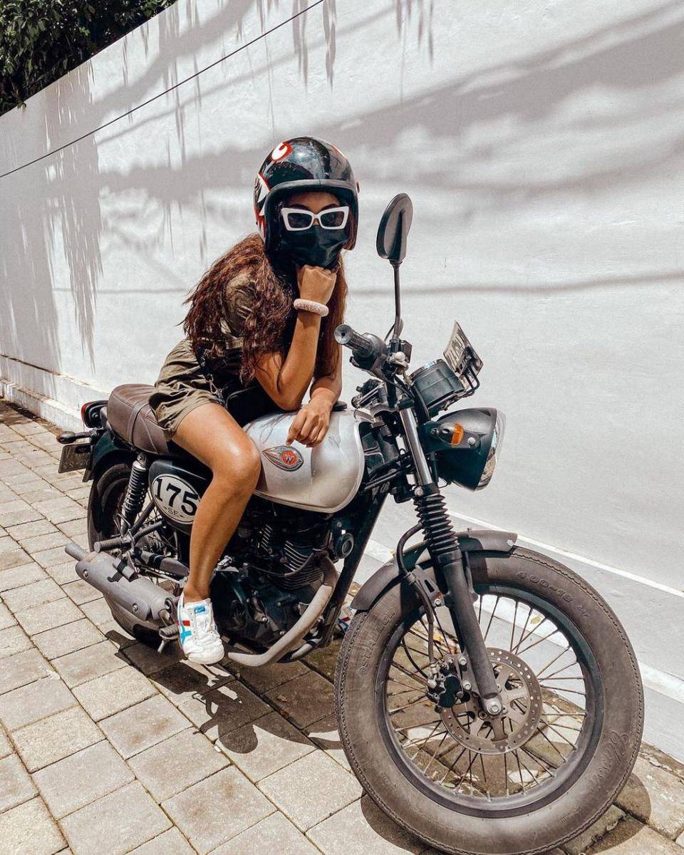 Novia Bachmid mengendarai motor gede. (instagram.com/noviabachmid)