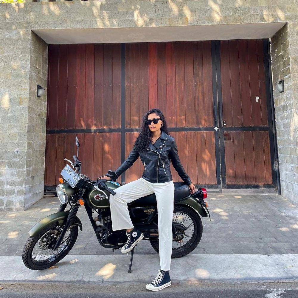 Novia Bachmid mengendarai motor gede. (instagram.com/noviabachmid)