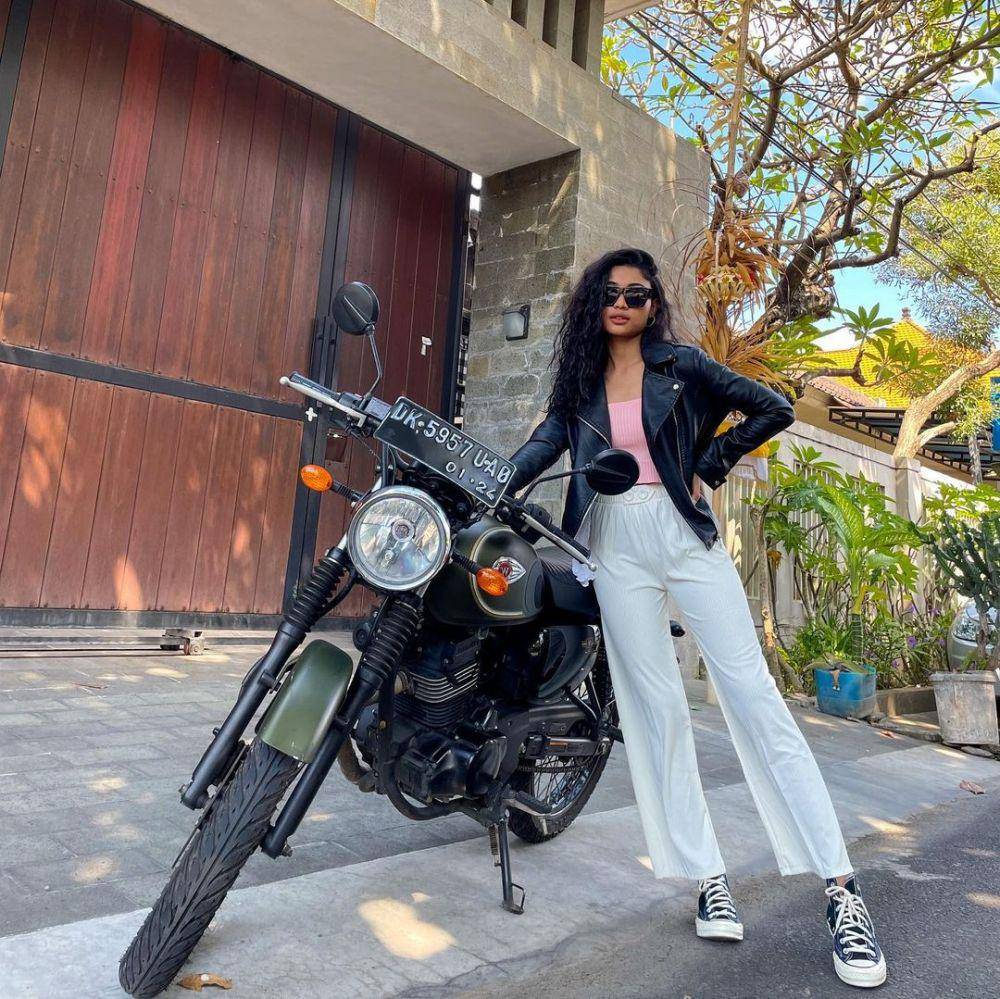 Novia Bachmid mengendarai motor gede. (instagram.com/noviabachmid)