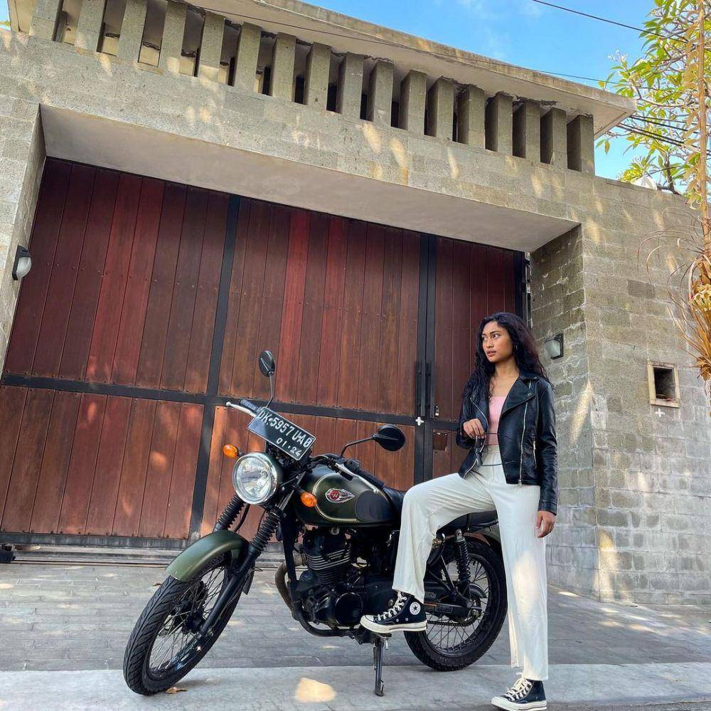 Novia Bachmid mengendarai motor gede. (instagram.com/noviabachmid)