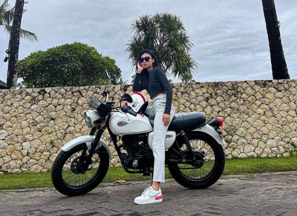 Novia Bachmid mengendarai motor gede. (instagram.com/noviabachmid)