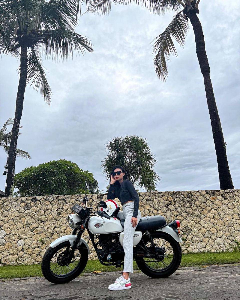Novia Bachmid mengendarai motor gede. (instagram.com/noviabachmid)
