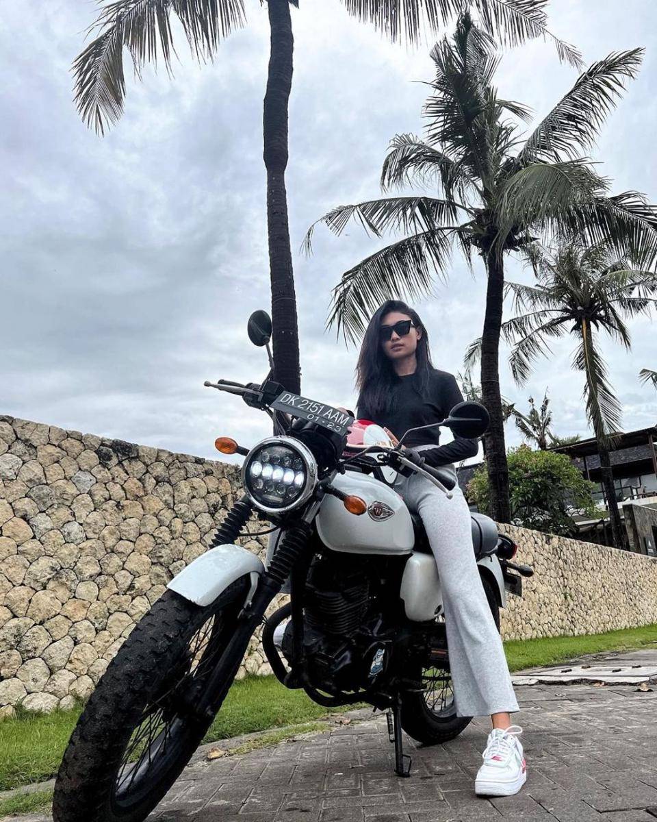 Novia Bachmid mengendarai motor gede. (instagram.com/noviabachmid)