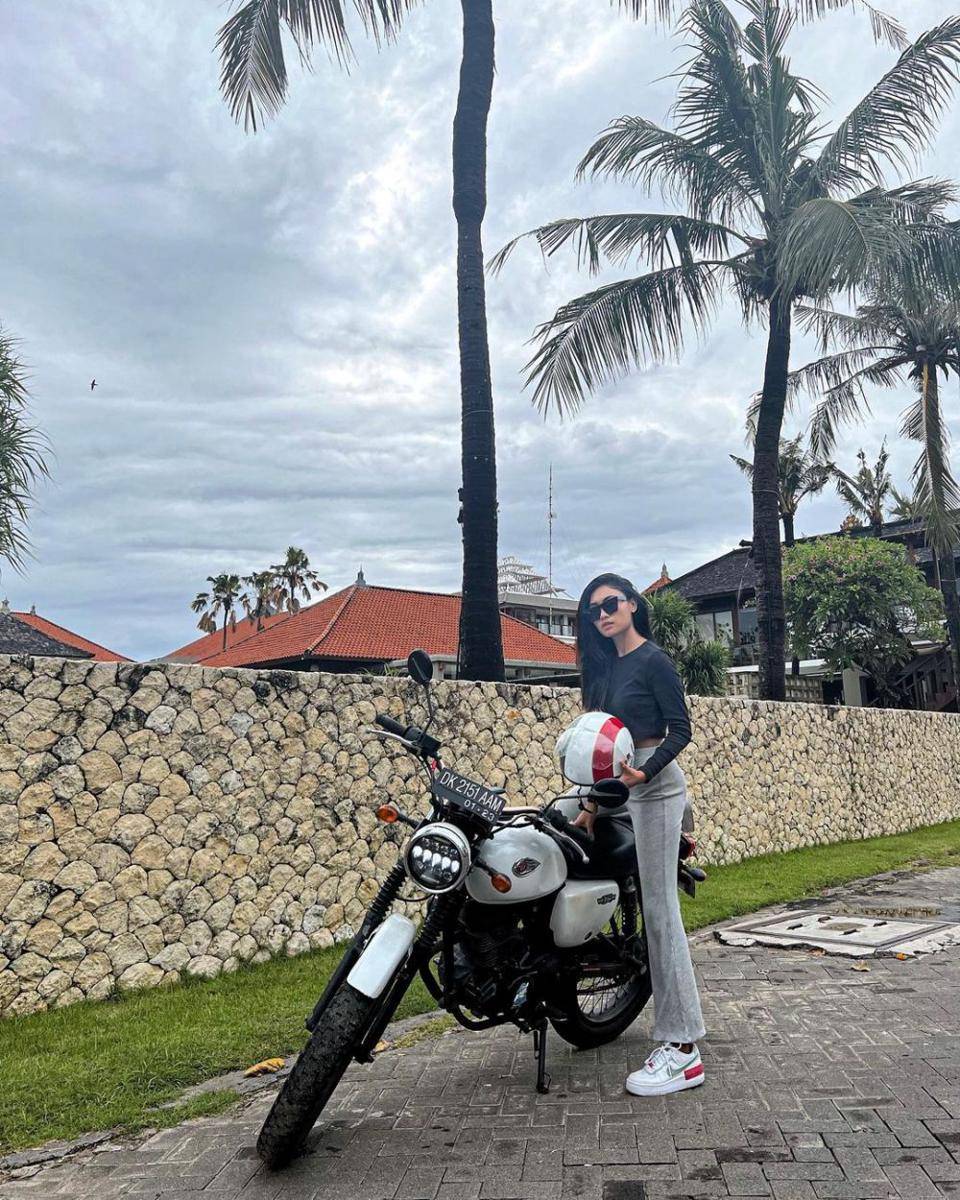 Novia Bachmid mengendarai motor gede. (instagram.com/noviabachmid)