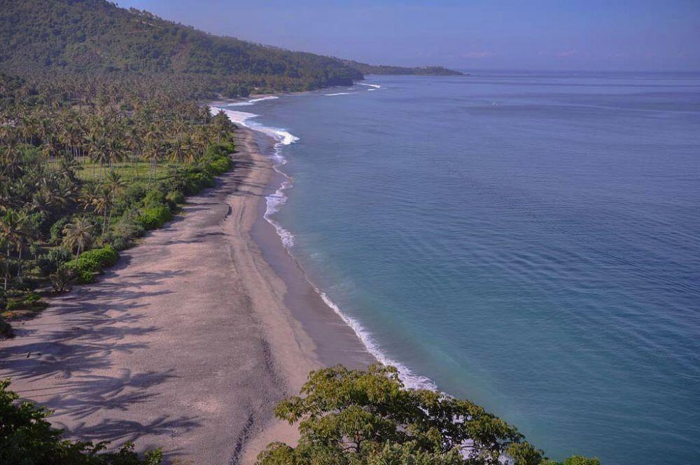 Melihat Ombak Kecil di Pantai Klui dengan Panorama yang Indah