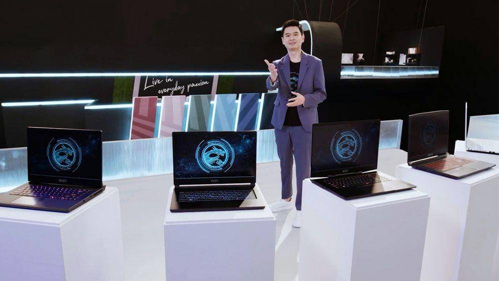 Derek Chen, Sales Marketing Director MSI Notebook Worldwide dan deretan laptop MSI 12th Gen terbaru (Dok. MSI Indonesia)