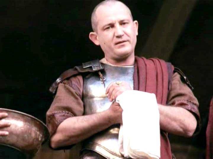 penggambaran Pontius Pilatus yang sedang mencuci tangannya dalam Film Passion of The Christ (villains.fandom.com)