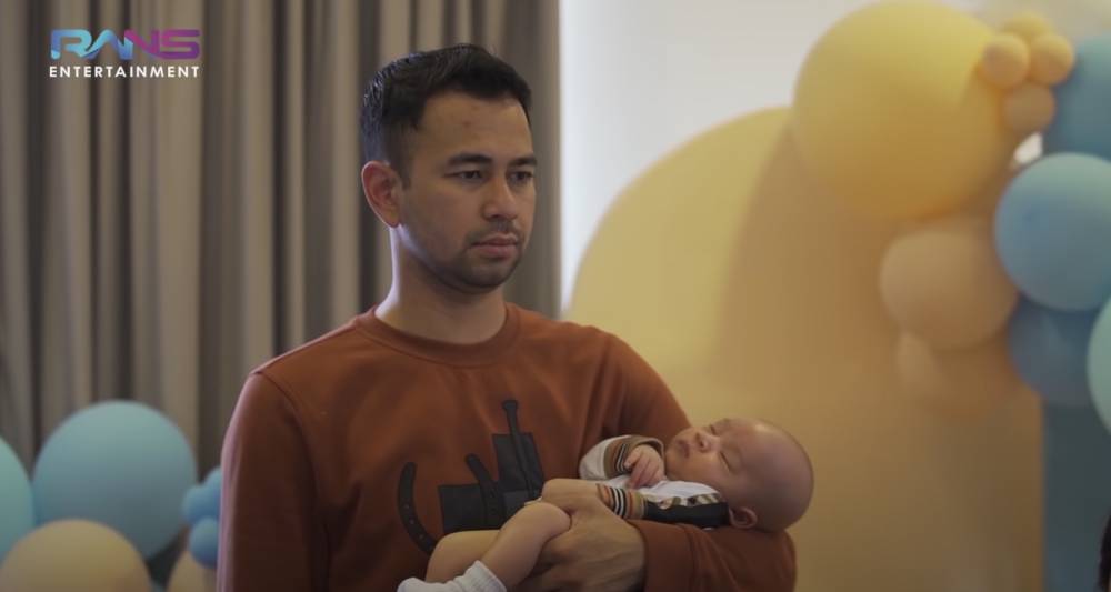 baby Rayyanza main ke rumah baby Leslar (youtube.com/ransentertainment)