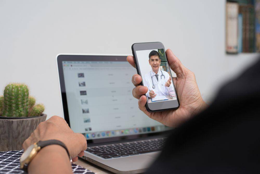 Ilustrasi seseorang menggunakan layanan telemedicine (Shutterstock/Tippapatt)