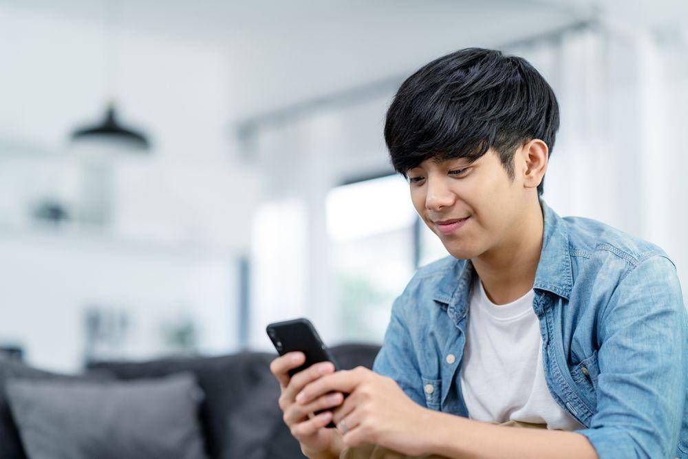 Ilustrasi seorang pria menggunakan layanan telemedicine (Shutterstock/Chaaytee)
