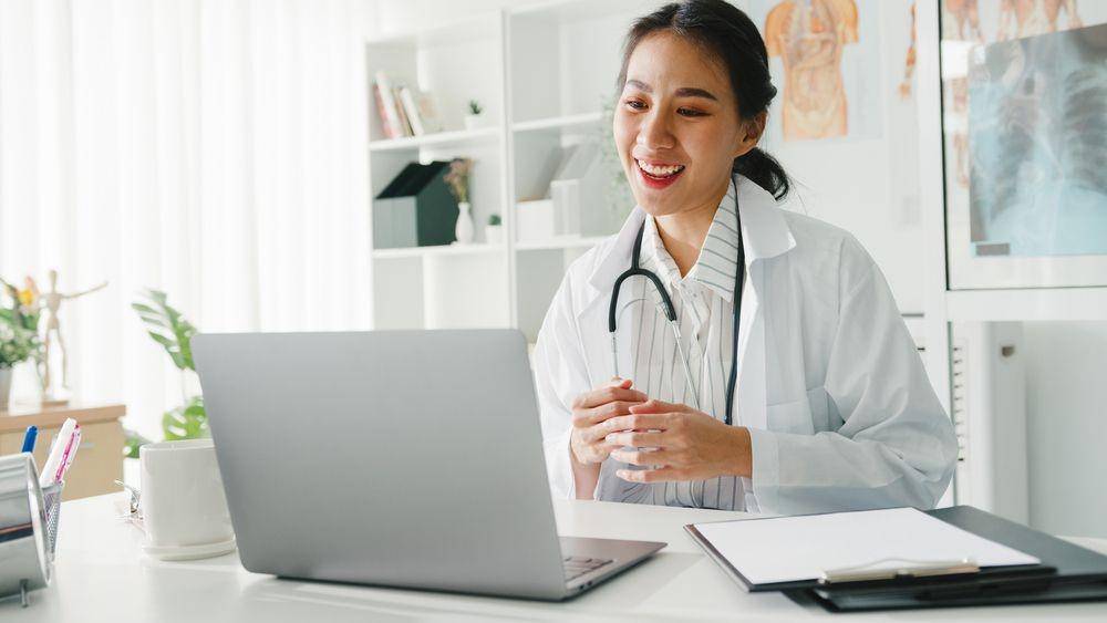 Dokter sedang melayani konsultasi online (Shutterstock/Tirachard Kumtanom)