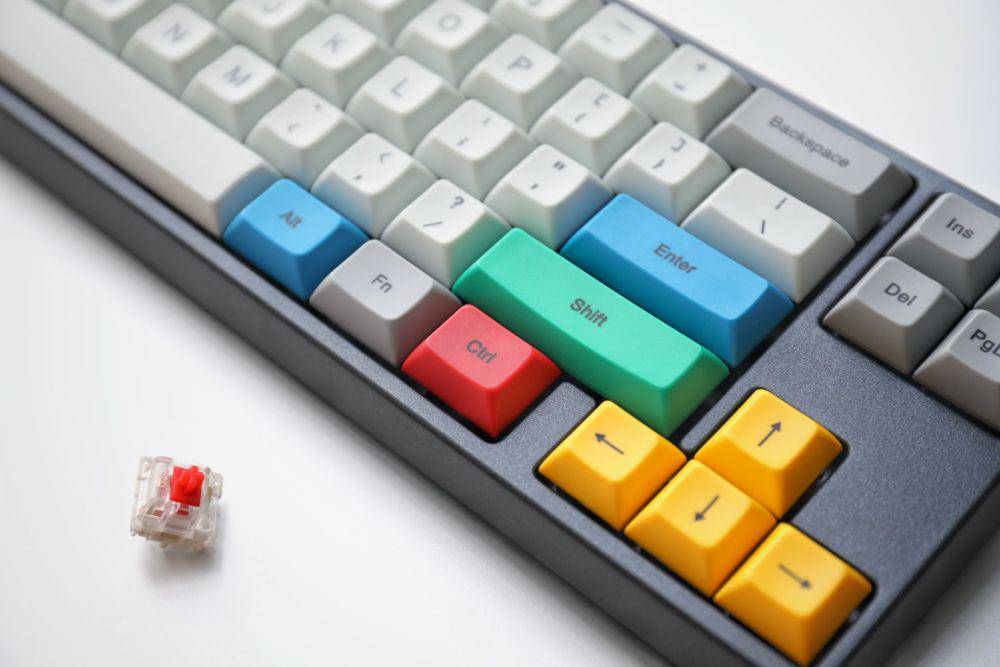 ilustrasi tuts CTRL, ALT, dan DELETE pada keyboard (unsplash.com/Jay Zhang)