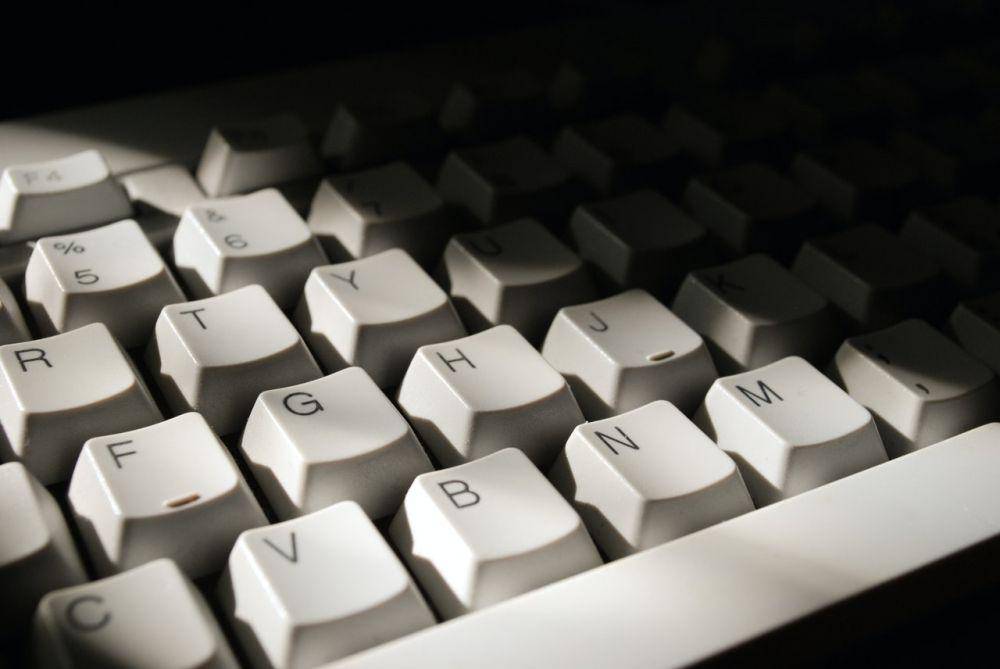 ilustrasi wireless keyboard (pexels.com/Antonio Borriello)