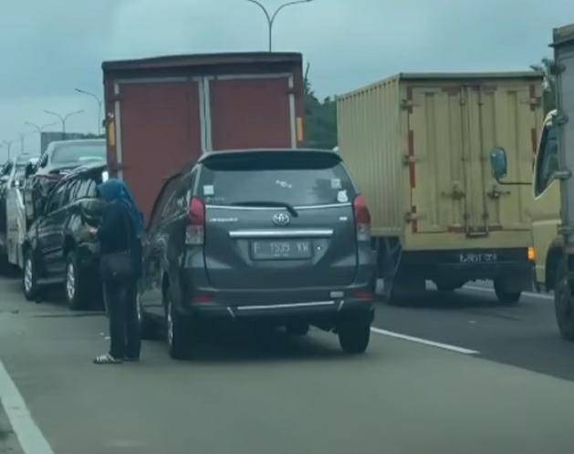 Kecelakaan di di Tol Jagorawi kilometer 10 arah Jakarta (instagram.com/Jakartaterkini)