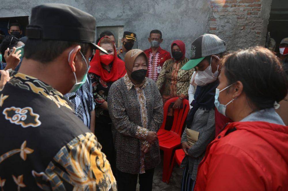 Menteri Sosial Tri Rismahari menyerahkan santunan korban longsor Kota Semarang Jawa Tengah. (dok. Kemensos)