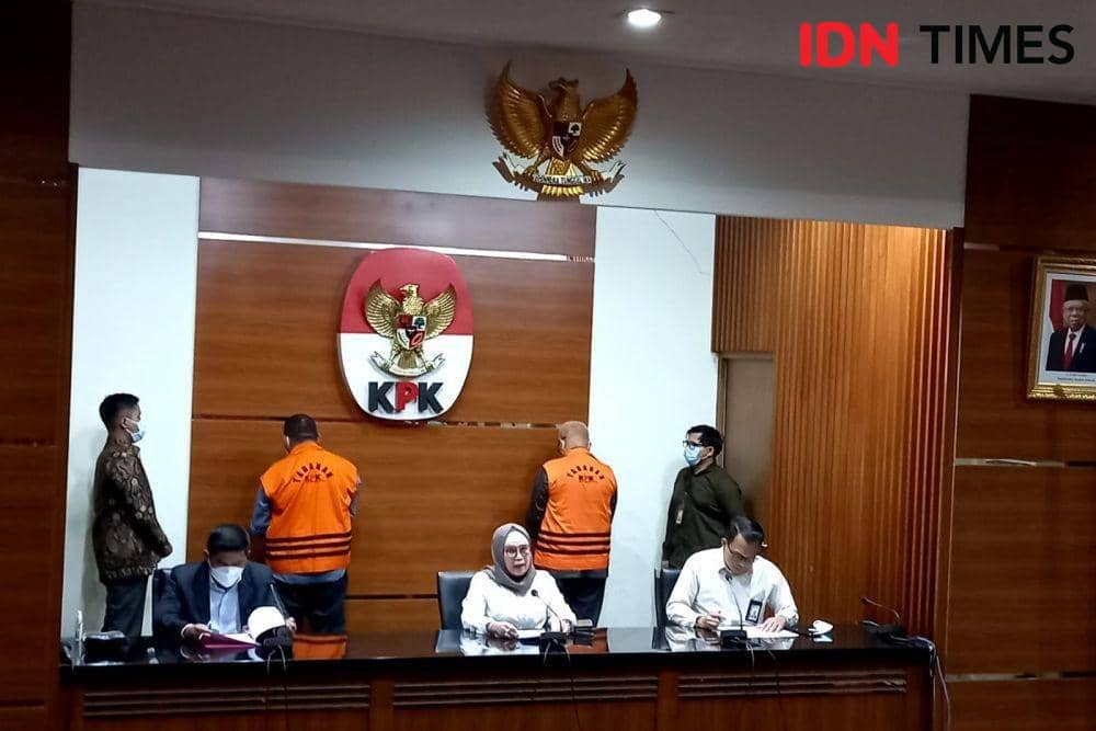 KPK tetapkan mantan Bupati Buru Selatan, Tagop Sudarsono Soulisa sebagai tersangka korupsi pada Rabu (26/1/2022). (IDN Times/Aryodamar)