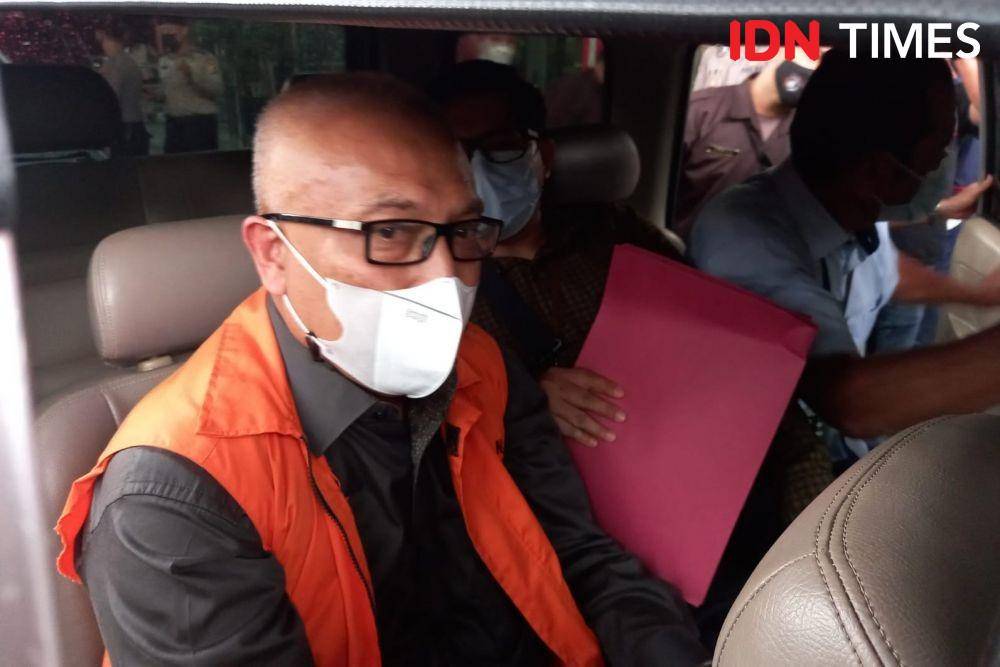 KPK tetapkan mantan Bupati Buru Selatan, Tagop Sudarsono Soulisa sebagai tersangka korupsi pada Rabu (26/1/2022). (IDN Times/Aryodamar)
