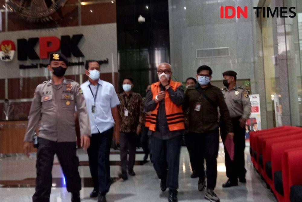 KPK tetapkan mantan Bupati Buru Selatan, Tagop Sudarsono Soulisa sebagai tersangka korupsi pada Rabu (26/1/2022). (IDN Times/Aryodamar)