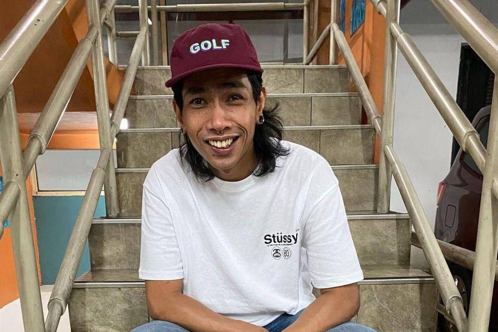 10 Potret Ari Lesmana, Vokalis Fourtwnty, yang Punya Gaya Nyentrik