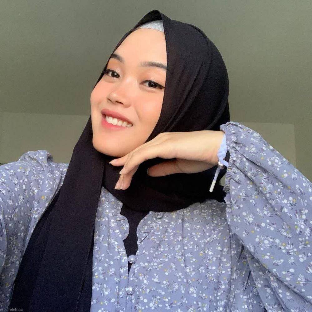 potret Putri Delina dalam balutan jilbab warna hitam terlihat modis (instagram.com/putridelinaa)
