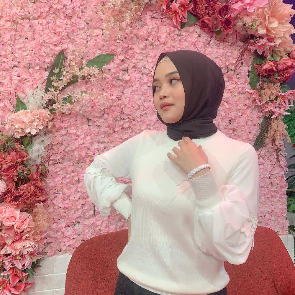 potret Putri Delina dalam balutan jilbab warna hitam terlihat modis (instagram.com/putridelinaa)