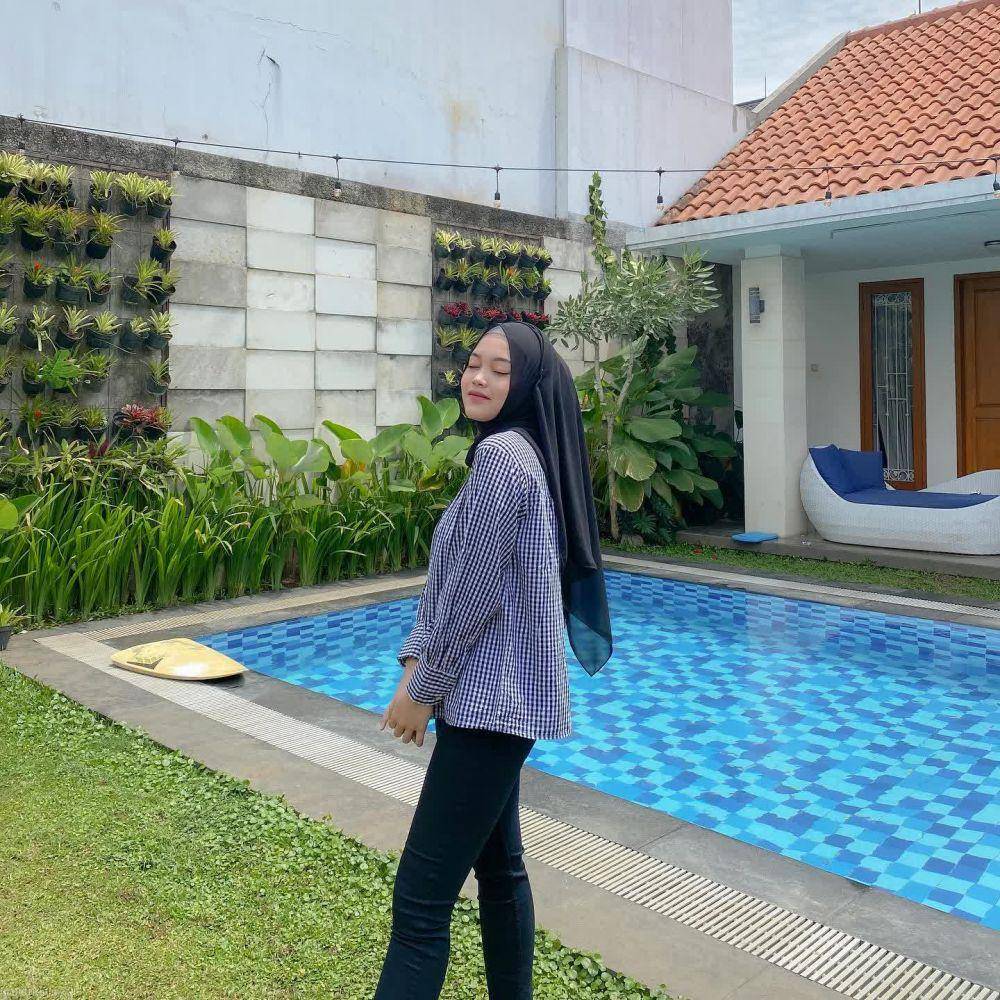 potret Putri Delina dalam balutan jilbab warna hitam terlihat modis (instagram.com/putridelinaa)