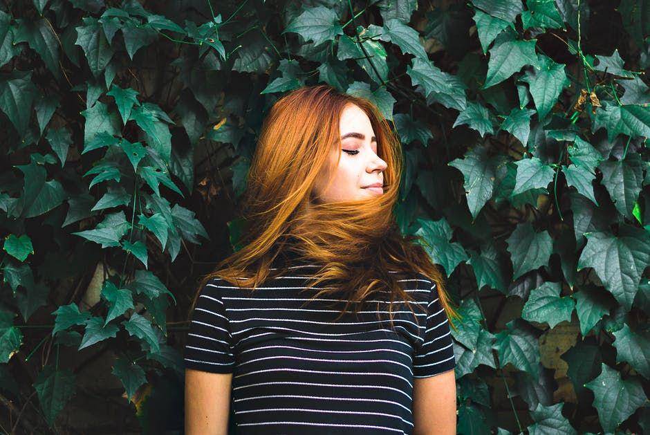 ilustrasi seorang wanita memejamkan mata (Pexels.com/ Bruno Feitosa)