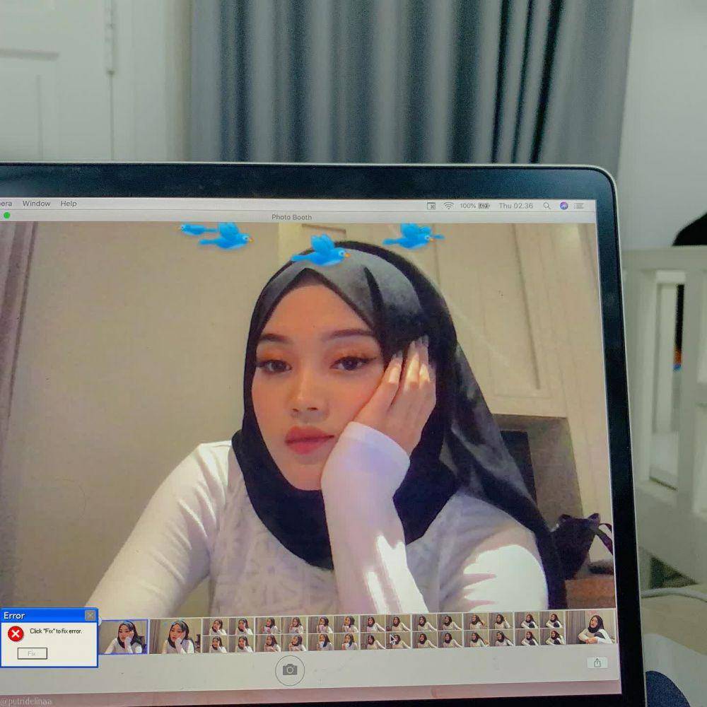 potret Putri Delina dalam balutan jilbab warna hitam terlihat modis (instagram.com/putridelinaa)
