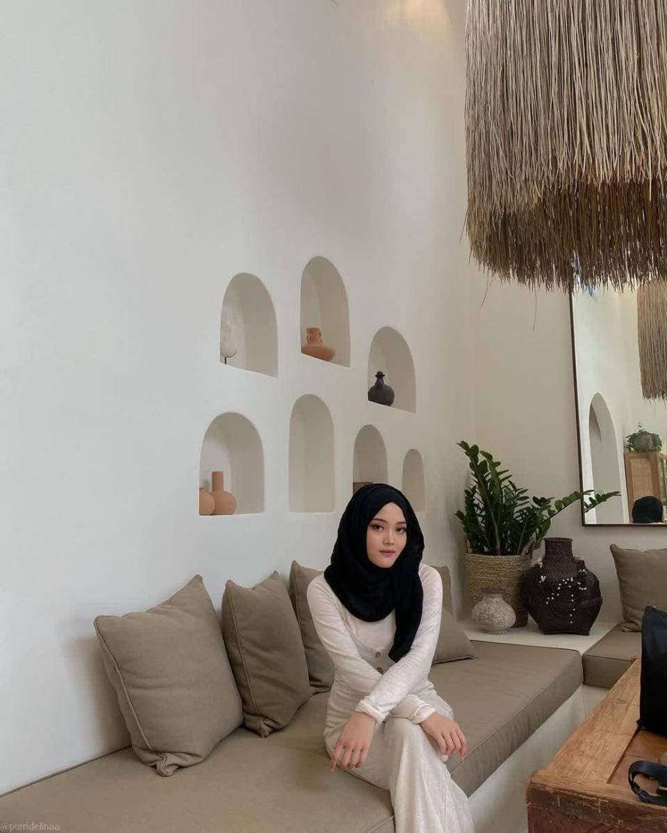 potret Putri Delina dalam balutan jilbab warna hitam terlihat modis (instagram.com/putridelinaa)