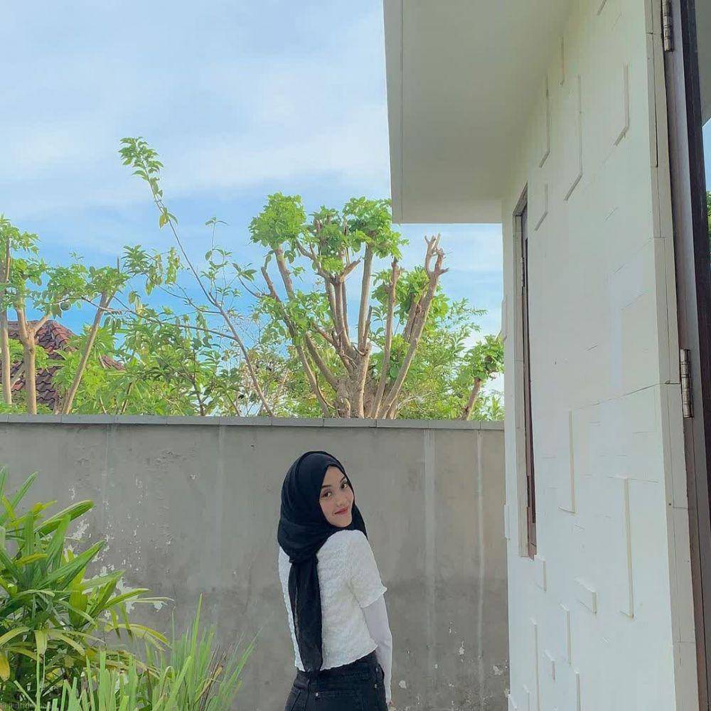 potret Putri Delina dalam balutan jilbab warna hitam terlihat modis (instagram.com/putridelinaa)