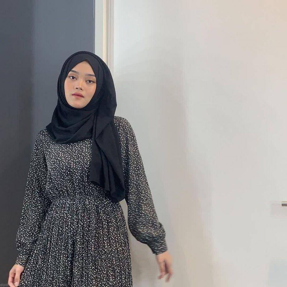 potret Putri Delina dalam balutan jilbab warna hitam terlihat modis (instagram.com/putridelinaa)