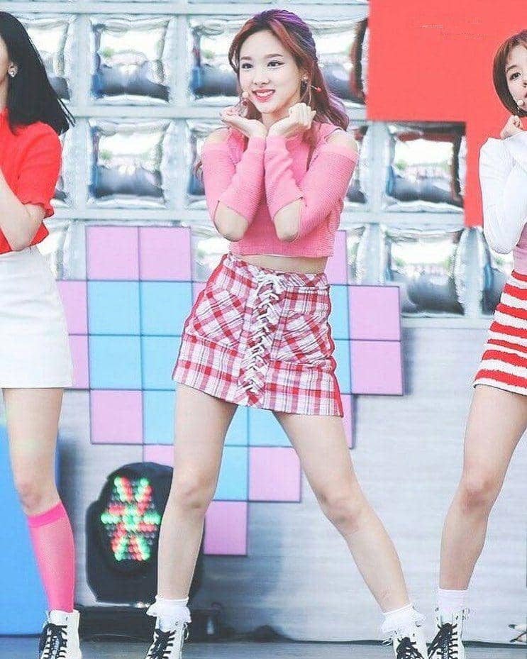 crop top Nayeon Twice (instagram.com/twicefashion00)