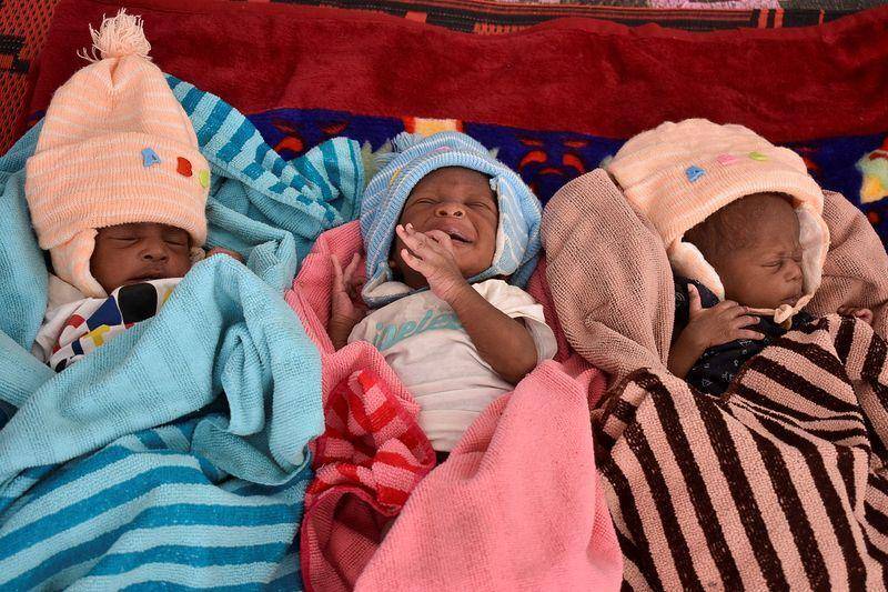 Tiga anak dari Fatime Eliane yang lahir dalam pengungsian di Chad. (REUTERS/Via Twitter/The Nation Nigeria)