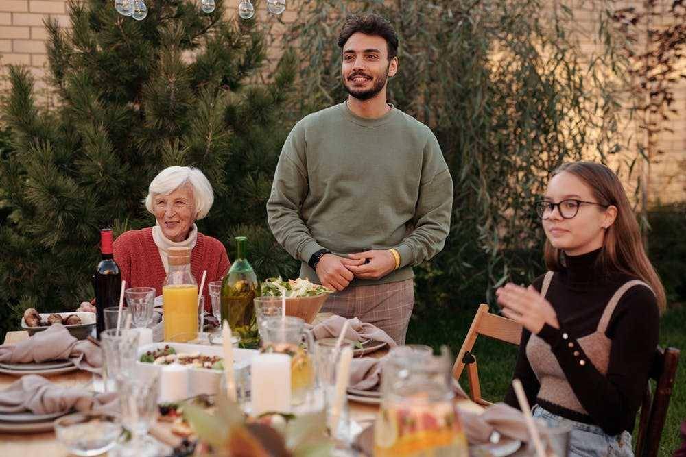 pertemuan keluarga (pexels.com/Askar Abayev)