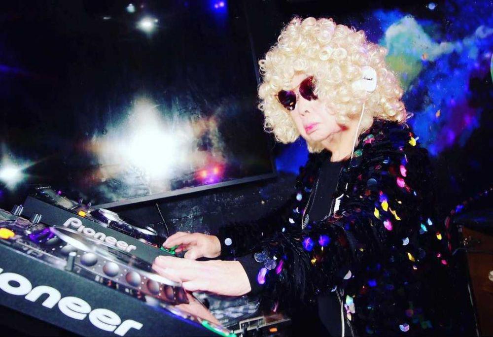 7 Fakta DJ Sumirock, Disc Jockey Lansia Berumur 87 Tahun