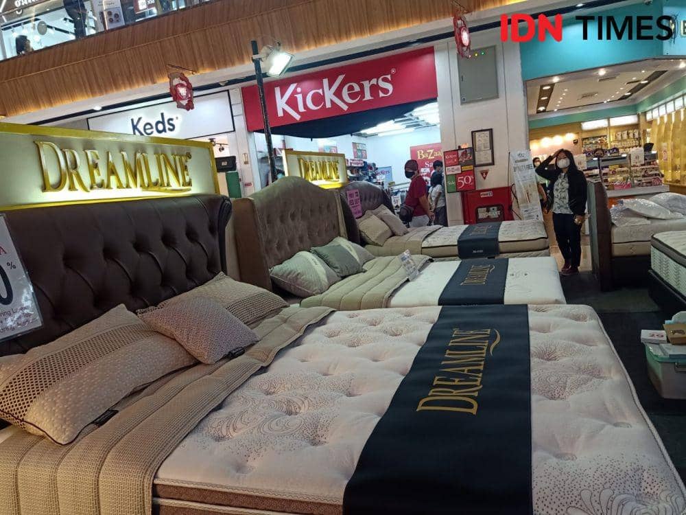 Konsumen sedang mengunjungi stan springbed di pameran yang diselenggarakan toko mebel Rumah Kita di Mal Ciputra Semarang, Kamis (27/1/2022). (IDN Times/Anggun Puspitoningrum)