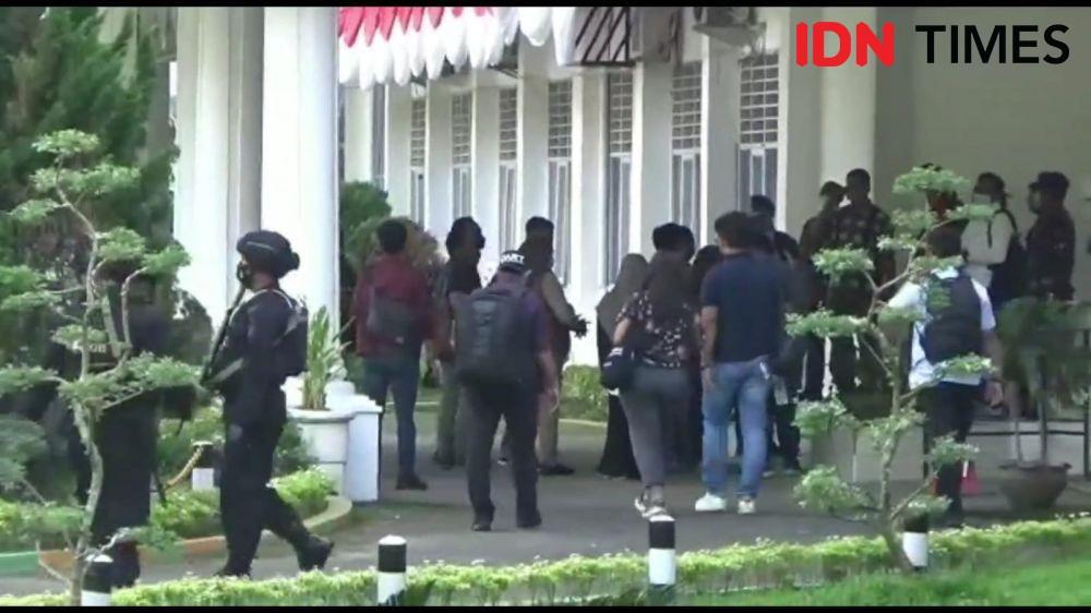 Tim Penyidik KPK dibawah pengawalan personil brimob yang masuk kedalam gedung Kantor Bupati Langkat (IDN Times/ Bambang Suhandoko)