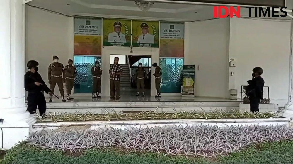 Tim Penyidik KPK dibawah pengawalan personil brimob yang masuk kedalam gedung Kantor Bupati Langkat (IDN Times/ Bambang Suhandoko)
