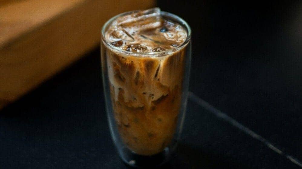 ilustrasi white coffee cincau (unsplash.com/pariwat pannium)