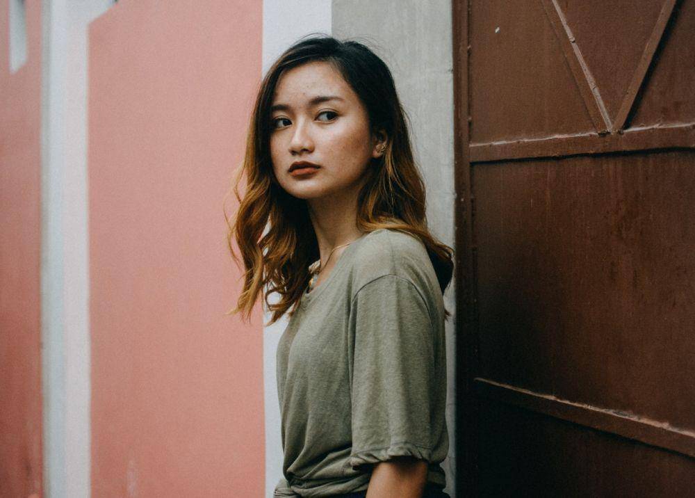 ilustrasi wanita dengan tatapan serius (pexels.com/Philip Justin Mamelic)