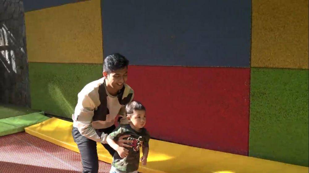 Ria Ricis dan Ryan momong Kiano dan Kenzo (youtube/Baim Paula)