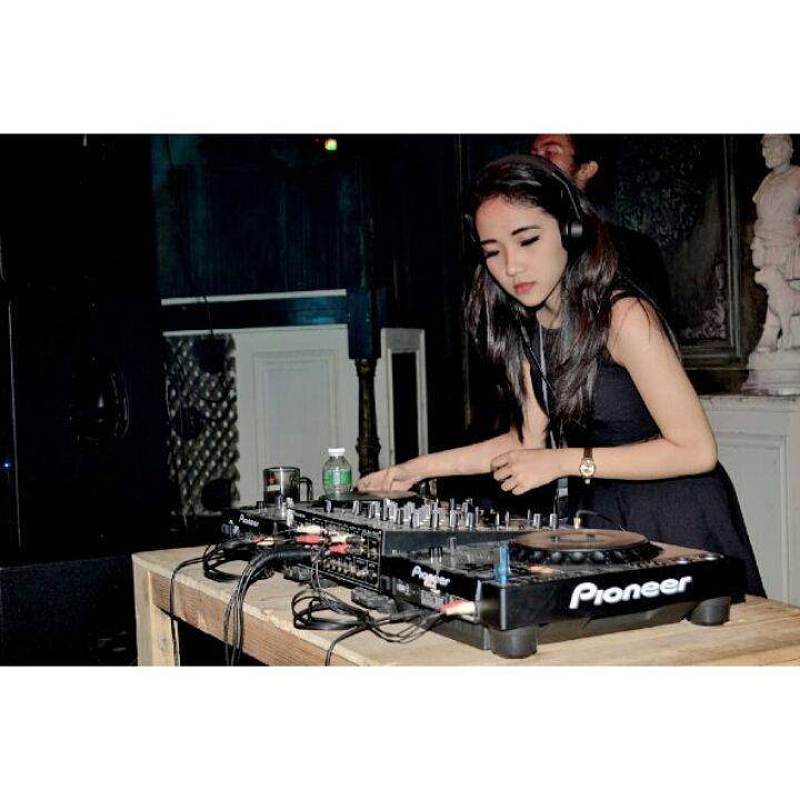 DJ Indah Cleo (instagram.com/dj.indahcleo)