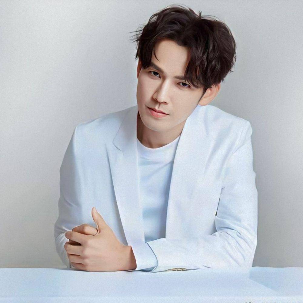 Wallace Chung (instagram.com/zhonghanliang.th)