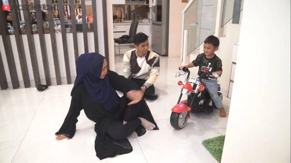 Ria Ricis dan Ryan momong Kiano dan Kenzo (youtube/Ricis Official)