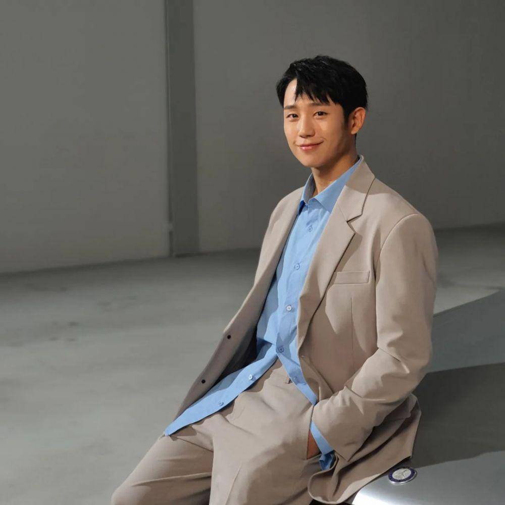 Jung Hae In (instagram.com/holyhaein)