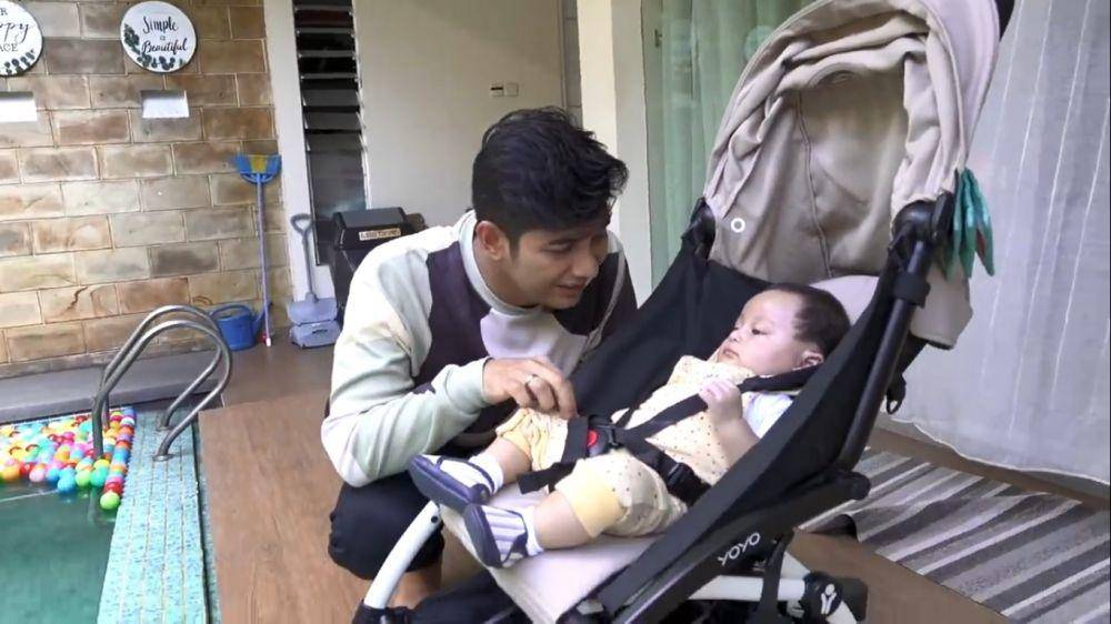 Ria Ricis dan Ryan momong Kiano dan Kenzo (youtube/Baim Paula)
