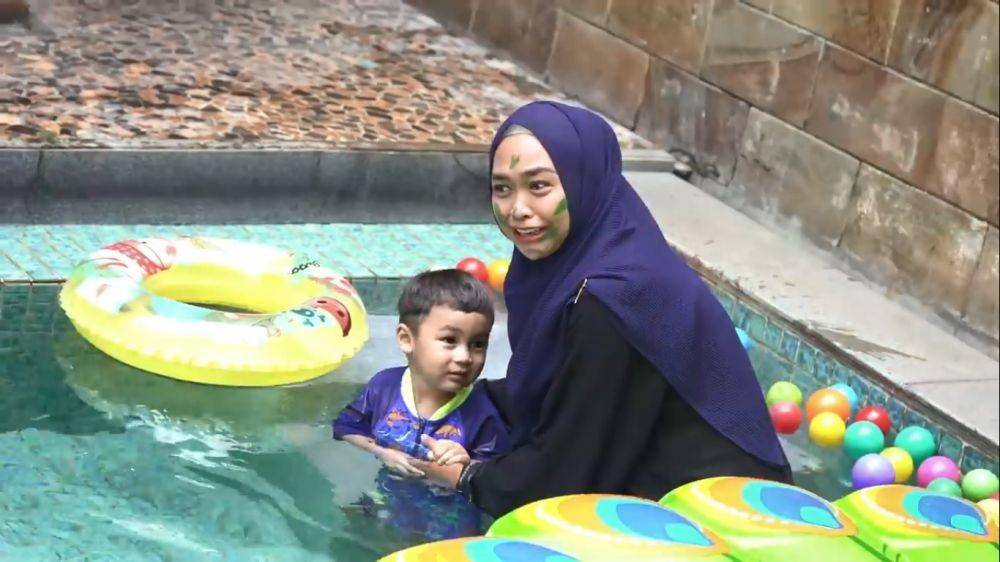 Ria Ricis dan Ryan momong Kiano dan Kenzo (youtube/Baim Paula)