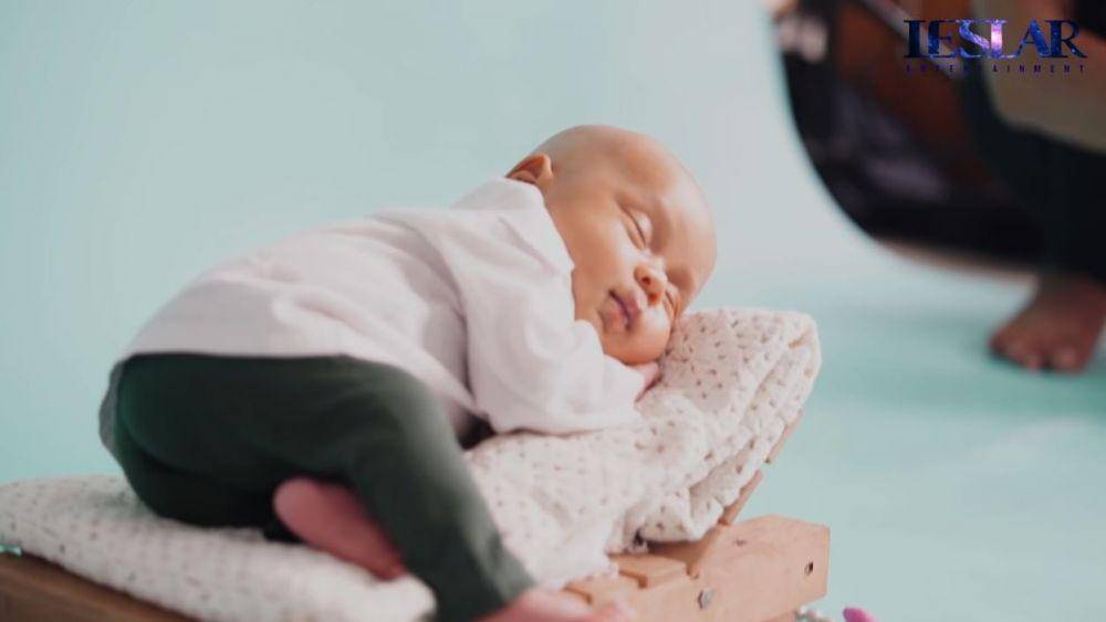 pemotretan baby Leslar dan Guzelim (YouTube.com/Leslar Entertainment)