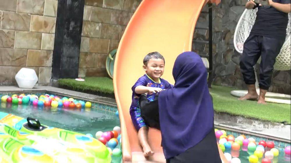 Ria Ricis dan Ryan momong Kiano dan Kenzo (youtube/Baim Paula)