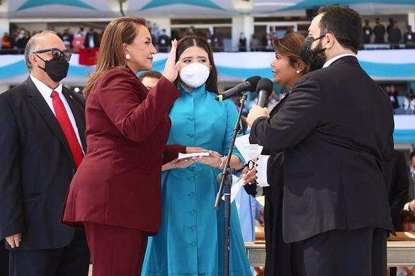 Upacara pelantikan Xiomara Castro sebagai Presiden Honduras pada Kamis, 27 Januari 2022, waktu setempat. (Instagram.com/xiomaracastroz)
